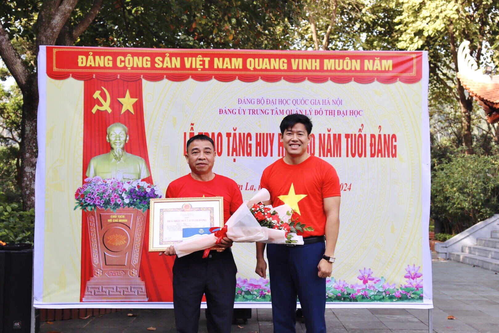 Trao Huy hiệu 30 năm tuổi Đảng cho đồng chí Nguyễn Văn Nghĩa